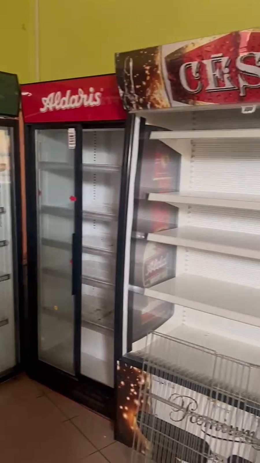 Slēgta veikala aprīkojums: ledusskapji, vitrīnas, letes un plaukti