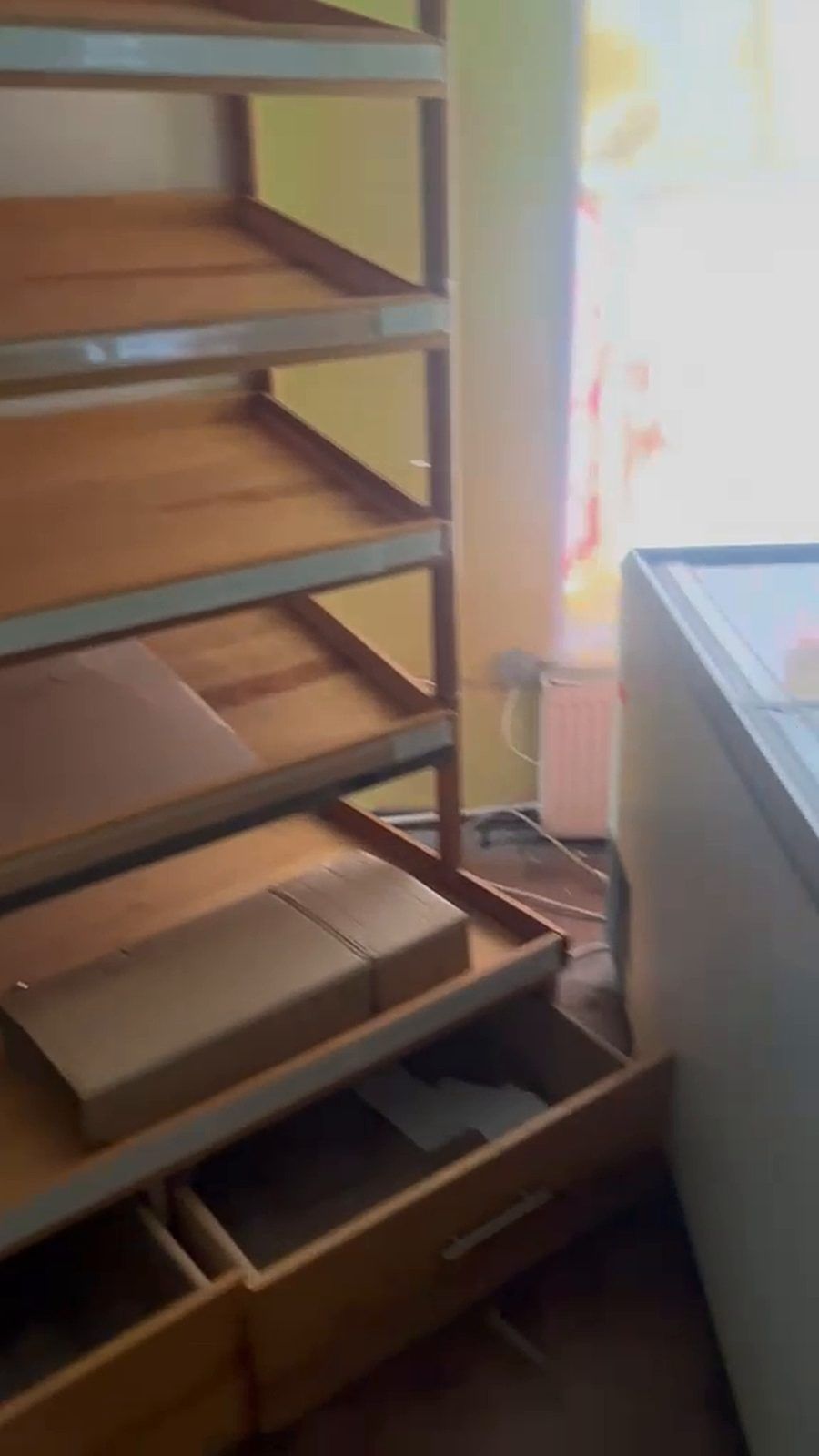 Slēgta veikala aprīkojums: ledusskapji, vitrīnas, letes un plaukti